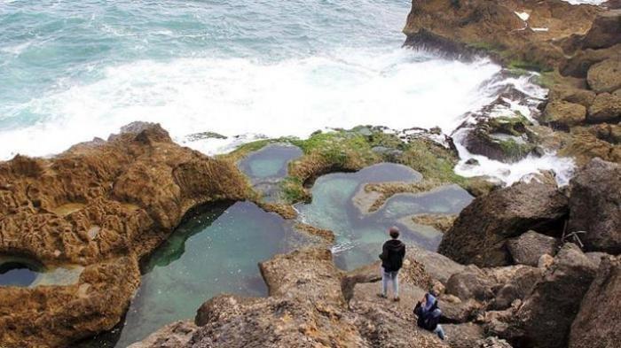 Pantai Kedung Tumpang Tulungagung.