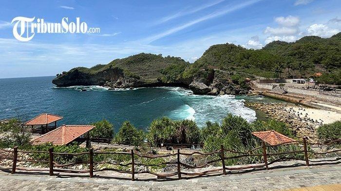 Pantai Klotok di Desa Paranggupito, Kecamatan Paranggupito, Wonogiri.