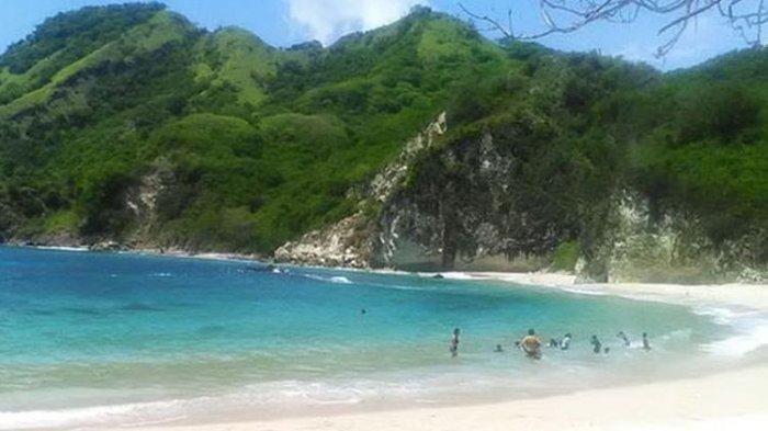 Pantai Koka di Kabupaten Sikka, Pulau Flores, Nusa Tenggara Timur