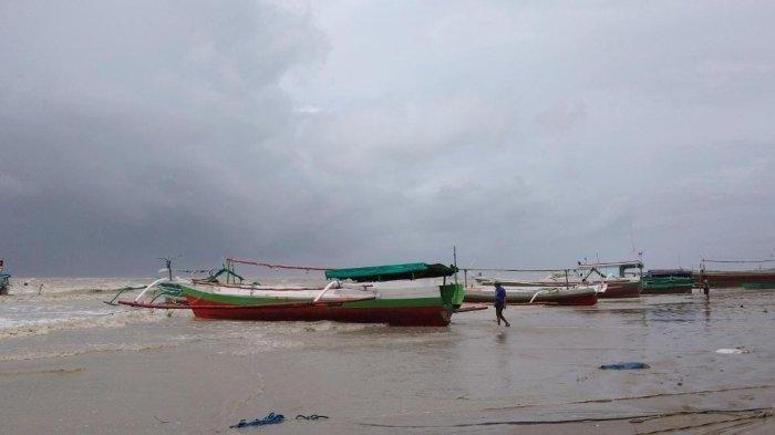 Pantai Lampu Satu, Kelurahan Samkai, Kabupaten Merauke, Papua. Pantai Lampu Satu di Merauke merupakan tempat wisata yang sayang untuk dilewatkan.