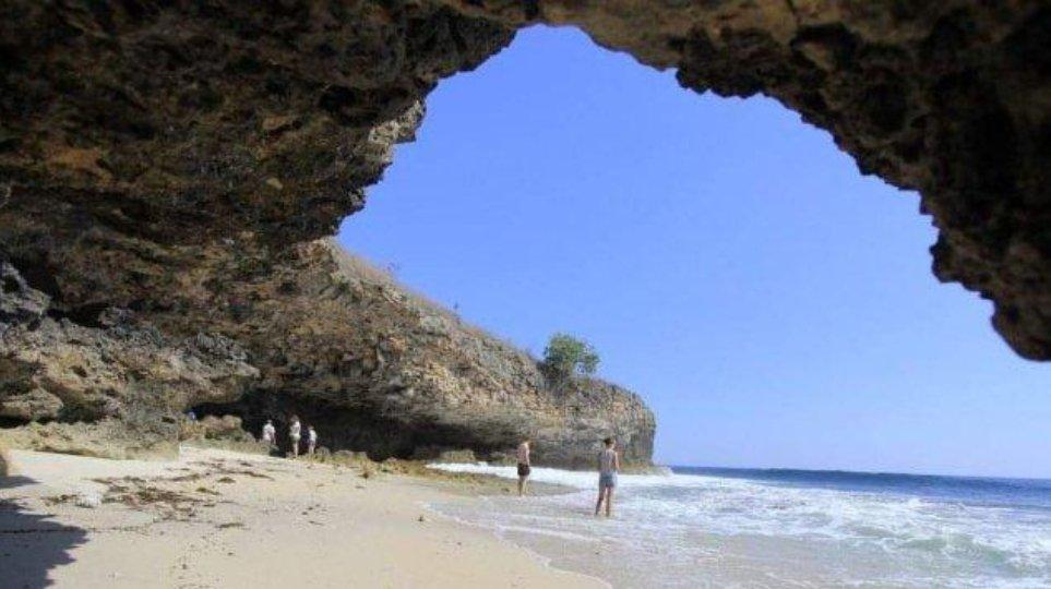 PANTAI - Pesona hamparan pasir putih Pantai Liang Mbala, Manggarai Timur, Flores, Nusa Tenggara Timur.