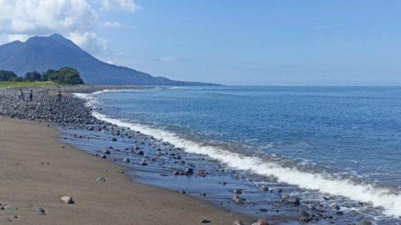 PANTAI LIGOTA - Pantai Ligota di Desa Compang Ndejing, Kecamatan Borong, Kabupaten Manggarai Timur. Gambar diambil, Senin (3/7/2023).