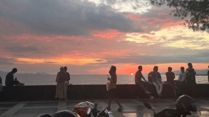Potret Pantai Mandra Kabupaten Kolaka, Provinsi Sulawesi Tenggara (Sultra) saat petang, Minggu (11/8/2024).