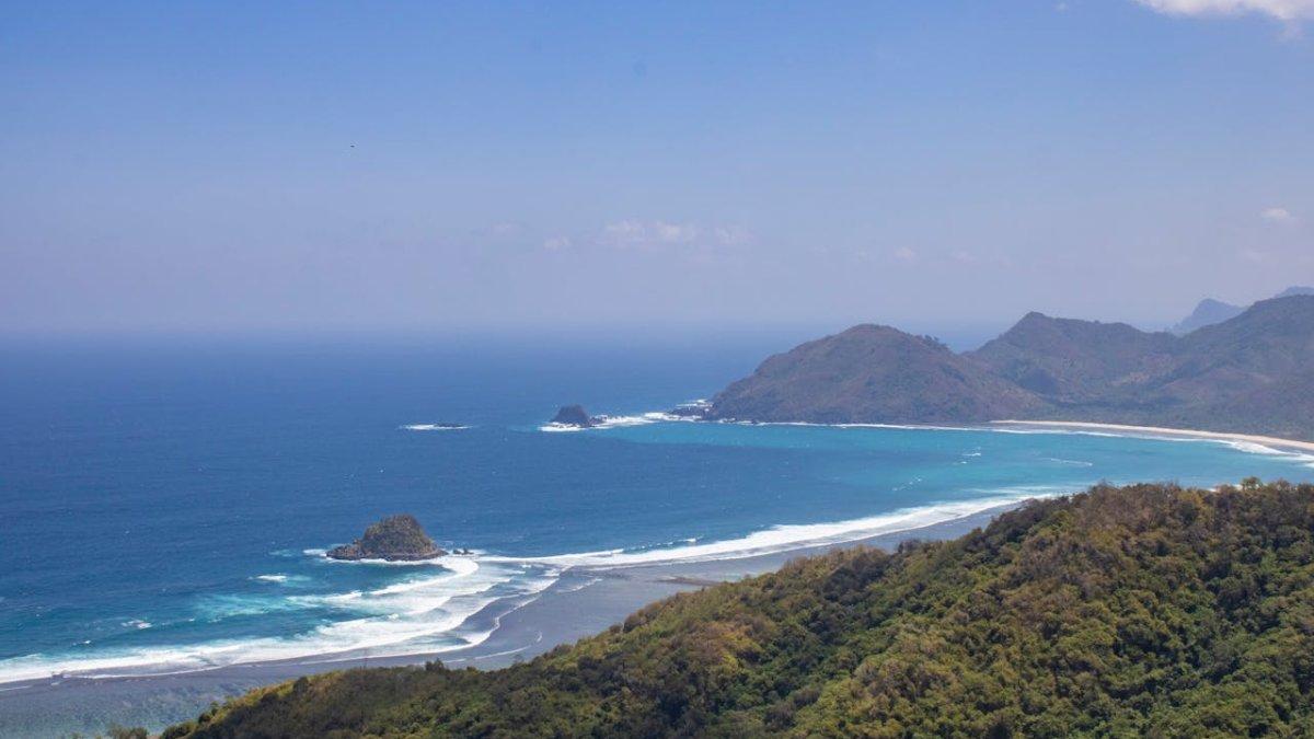 Pantai Mekaki, satu pantai tersembunyi di Lombok yang cocok buat jadi tempat ngabuburit.