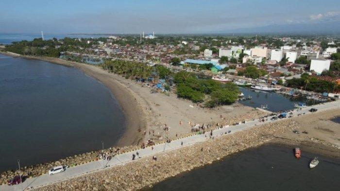 Kapal nelayan barlabuh di area Pantai Merpati, Bulukumba, Sulawesi Selatan.