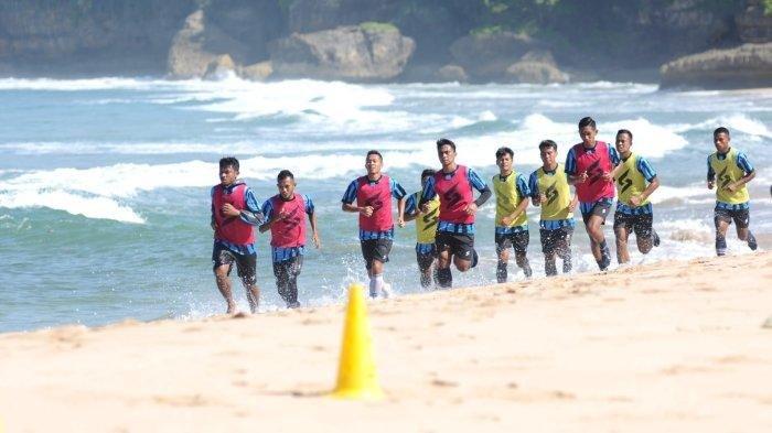 Para pemain Arema FC saat menjalani TC di Pantai Ngantep, Kabupaten Malang, Jawa Timur belum lama ini.