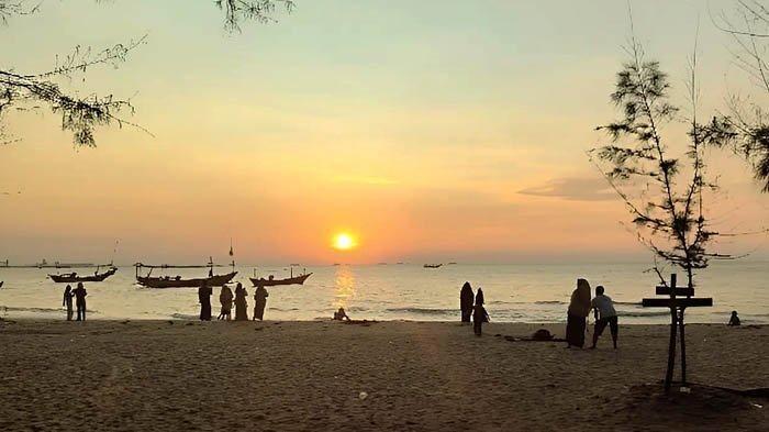 PANTAI PANDURI TUBAN - Suguhan sunset terindah di Pantai Panduri yang terletak di Dusun Awar-awar, Desa Tasikharjo, Kecamatan Jenu, Kabupaten Tuban, Jawa Timur, Sabtu (12/4/2025). Untuk memasuki destinasi wisata Pantai Panduri ini, pengunjung hanya perlu membayar parkir saja.