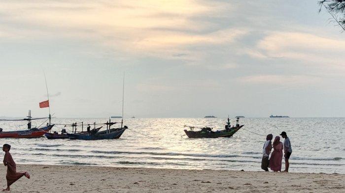 WISATA TUBAN - Suasana Pantai Panduri yang terletak di Dusun Awar-awar, Desa Tasikharjo, Kecamatan Jenu, Kabupaten Tuban, Sabtu (12/4/2025). Untuk memasuki wisata ini, pengunjung hanya perlu membayar parkir saja.