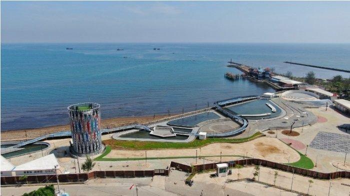 Pantauan udara objek wisata air Pantai Pasir Kencana Kota Pekalongan, Jawa Tengah, Jumat (18/02/2022).