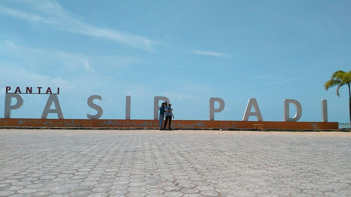 Pantai Pasir Padi di Pangkal Pinang, Bangka Belitung.