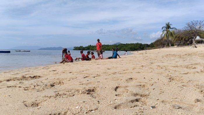 Suasana di Pantai Pasir Putih Atapupu, Desa Kenebibi, Kecamatan Kakuluk Mesak, Kabupaten Belu, Minggu (4/8/2024).