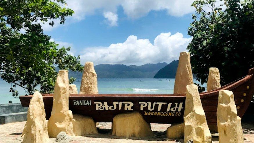 Pantai Pasir Putih Trenggalek.