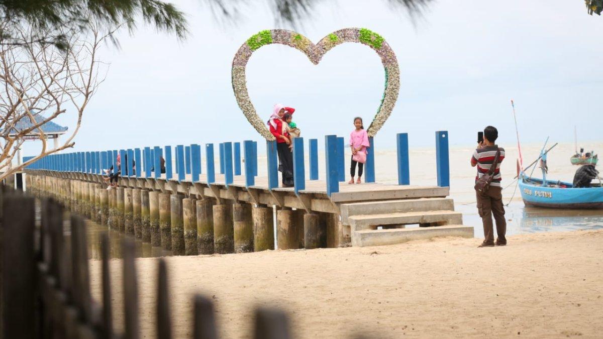 Pantai Pasir Putih Wates Rembang, satu tempat wisata hits di Rembang, Jawa Tengah