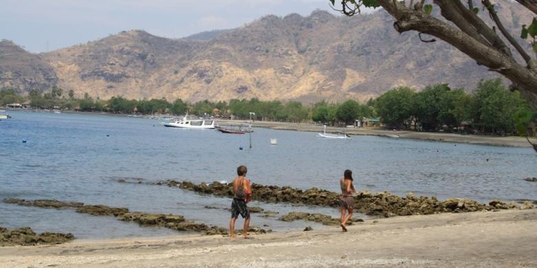 Pantai Pemuteran, satu pantai di Bali buat tempat ngabuburit.