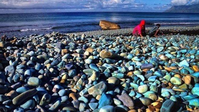 Aktivitas warga memilih batu hijau di Pantai Penggajawa, Kabupaten Ende, NTT.