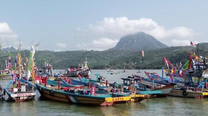 Kapal-kapal nelayan di Pantai Popoh, Desa Besole, Kecamatan Besuki, Kabupaten Tulungagung, Jawa Timur.