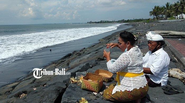 Warga tengah bersembahyang di Pantai Purnama, Kecamatan Sukawati, Gianyar, Bali.