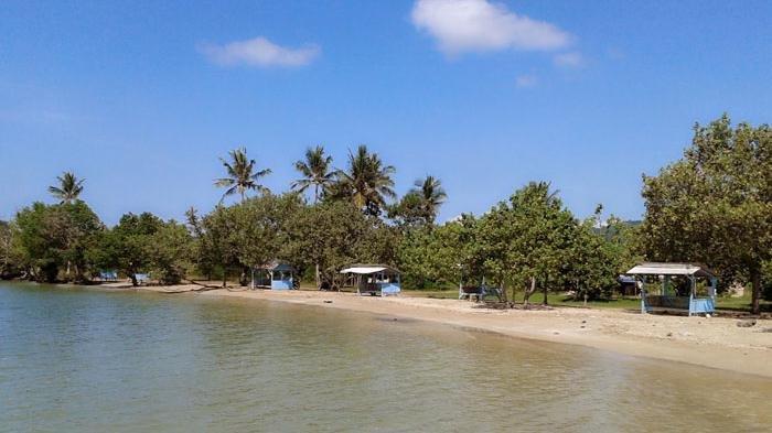 Pantai Queen Artha, di Kabupaten Pesawaran, Lampung.