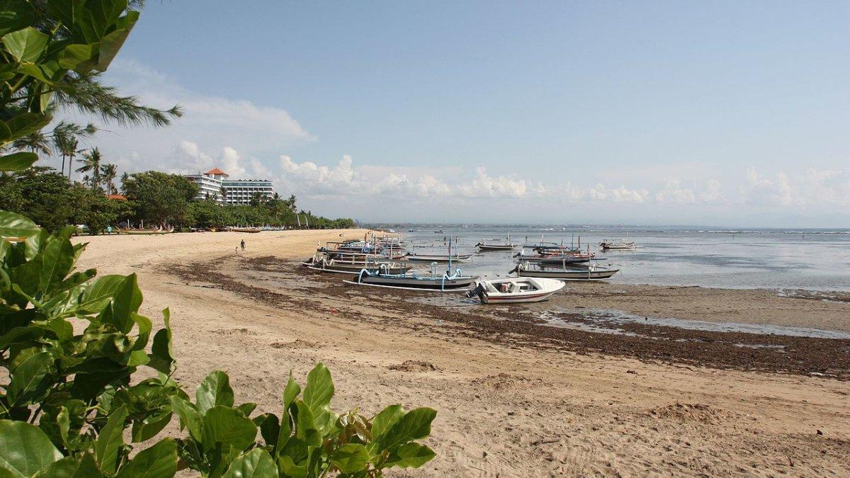 Pantai Sanur, satu pantai di Bali buat tempat ngabuburit.