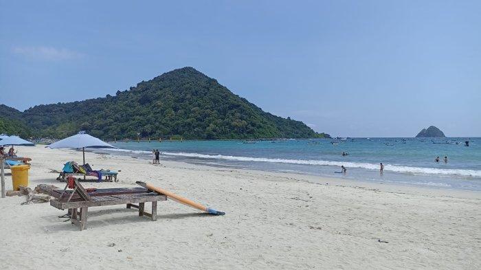 Pantai Selong Belanak dikenal oleh wisatawan lokal maupun internasional dengan pemandangan laut biru yang jernih dan pasir putihnya yang mengikuti garis pantai berbentuk teluk.