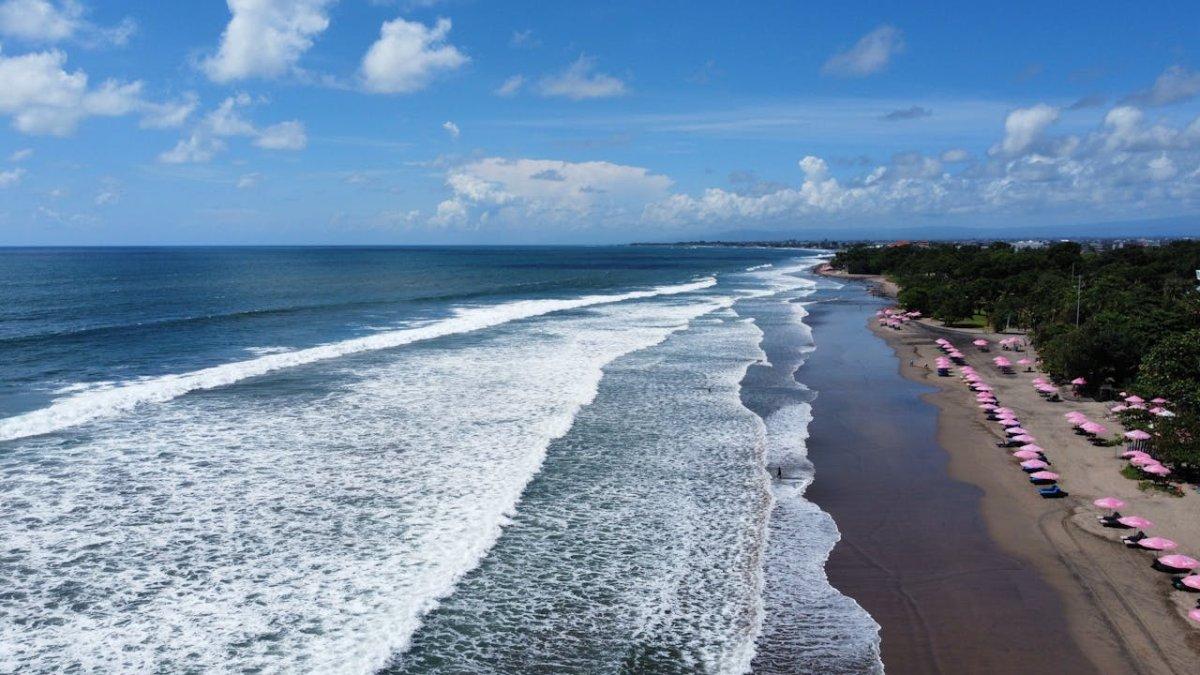 Pantai Seminyak, satu tempat wisata terbaik di Bali yang cocok buat solo traveling.