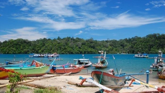 Pantai Sendang Biru di Malang, Jawa Timur menawarkan wisata naik kapal.