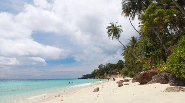 Pantai Sumur Tiga di Sabang, Aceh dilengkapi pasir putih mirip kristal.