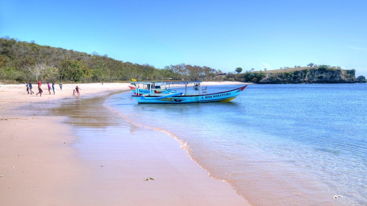 Pantai Tangsi, satu pantai berpasir pink tercantik di dunia yang menarik buat kamu jelajahi.