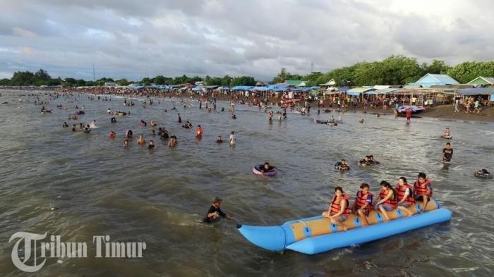 Suasana keramaian di objek wisata Pantai Tanjung Bayang yang terekam dari udara, Makassar, Minggu (5/6/2016).