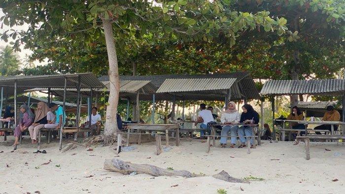 Suasana saat masyarakat berkunjung di Pantai Tanjung, Kecamatan Bunguran Timur, Kabupaten Natuna, Kepulauan Riau