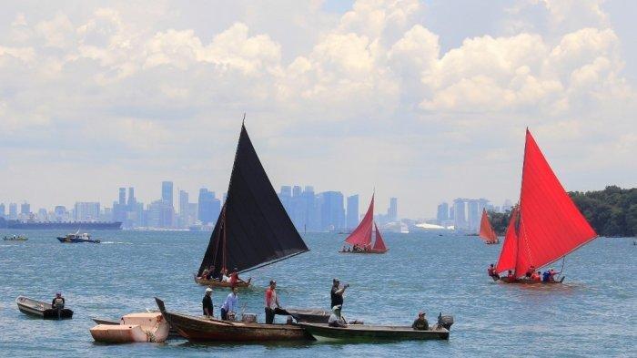 WISATA BATAM - Pemandangan lautan lepas dari Pantai Tanjung Pinggir yang terkenal akan pemandagan dengan latar belakang gedung pencakar langit Singapura, Jumat (2/5/2025).