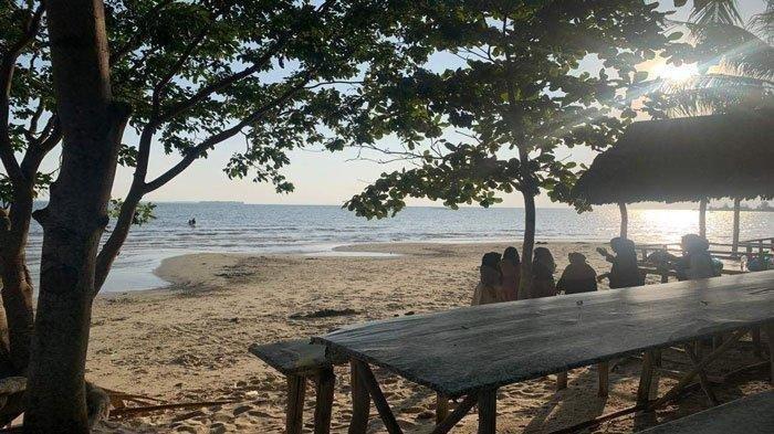 Pantai Tanjung Siambang, Tanjungpinang, Kepulauan Riau.