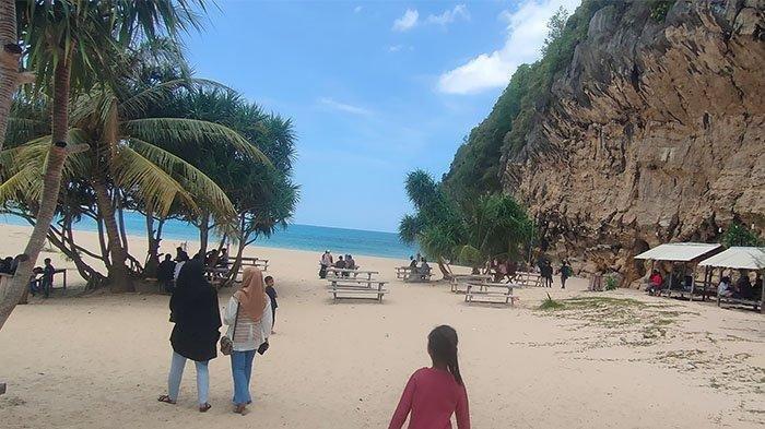 Pantai Tebing Lampuuk berlokasi di Desa Meunasah Balee, Kecamatan Lhoknga, Kabupaten Aceh Besar, Aceh.