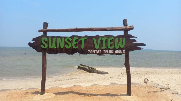 Sunset view Pantai Teluk Awur di Desa Tegalsambi, Kecamatan Tahunan, Kabupaten Jepara, Jawa Tengah.