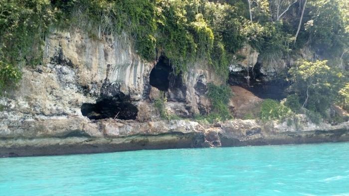 Pantai Teluk Biru, satu tempat wisata hits di Banyuwangi untuk liburan akhir tahun.