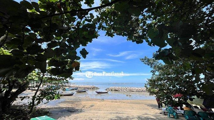 Objek wisata Pantai Teluk Karang di Kelurahan Sedau, Kota Singkawang, Kalimantan Barat.