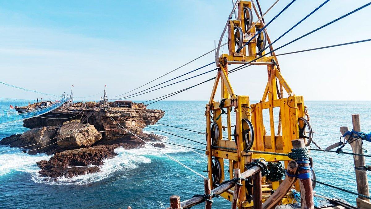 Pantai Timang, satu pantai di Gunungkidul Jogja yang cocok buat jadi tempat ngabuburit.