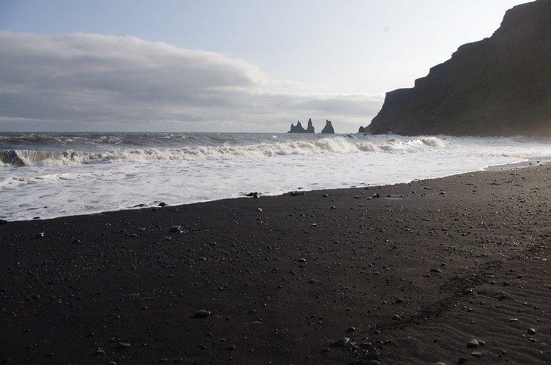 Pantai Vik, satu pantai terunik di dunia yang wajib kamu kunjungi sekali seumur hidup.