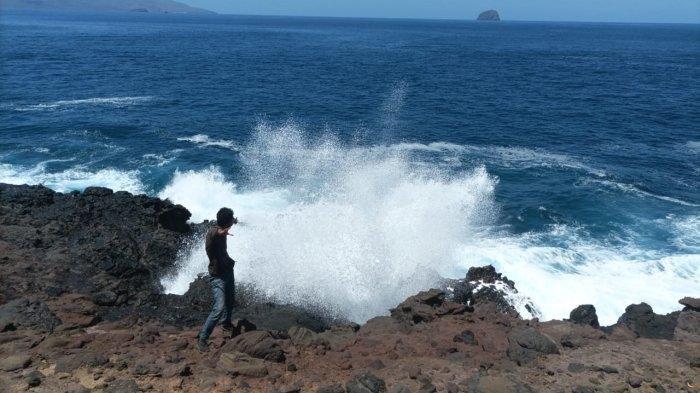 Pesona Pantai Wato Lota di Desa Lewouran, Kecamatan Titehena, Kabupaten Flores Timur, NTT.