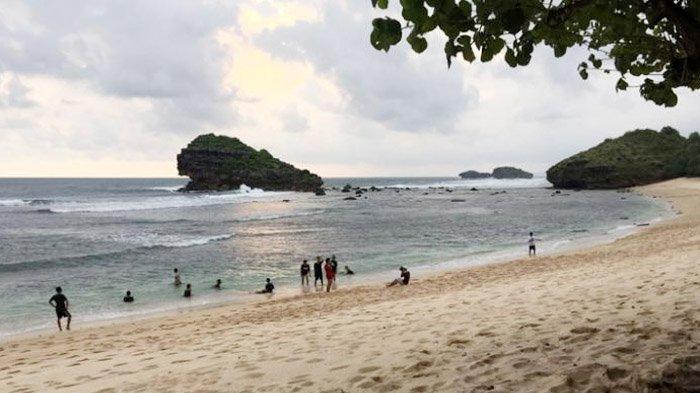Pantai Watu Karung, satu pantai terbaik di Pacitan yang wajib kamu kunjungi saat libur akhir pekan.