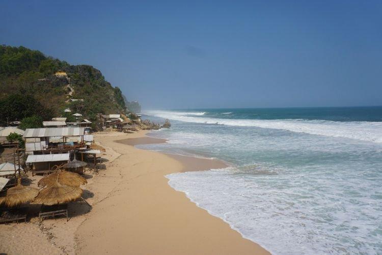 Pantai Watu Lawang, satu pantai di Gunungkidul Jogja yang cocok buat jadi tempat ngabuburit.
