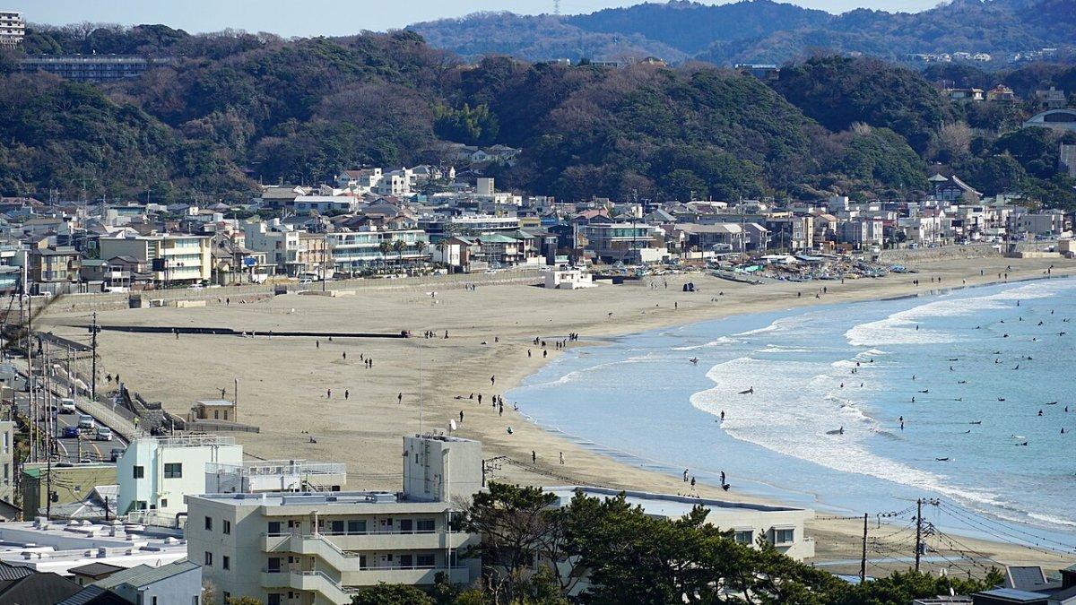 Pantai Yuigahama, satu tempat wisata terbaik di Kamakura Jepang.