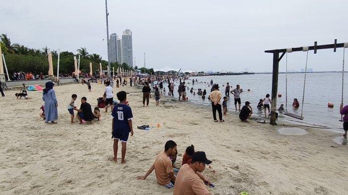 Wisatawan yang sedang menikmati liburan di Ancol Jakarta. Tahukah kamu ada promo masuk gratis Ancol yang bisa kamu coba.