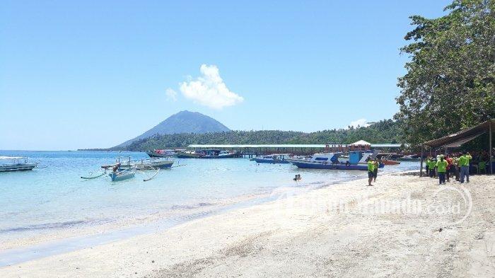 Pantai di Pulau Bunaken.