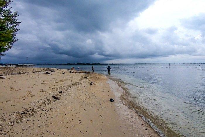PULAU PANJANG - Pengunjung tengah menikmati keindahan pantai di Pulau Panjang, Jepara, Selasa (4/2/2025). Pulau Panjang bisa menjadi tempat wisata pilihan untuk liburan dengan tarif terjangkau.