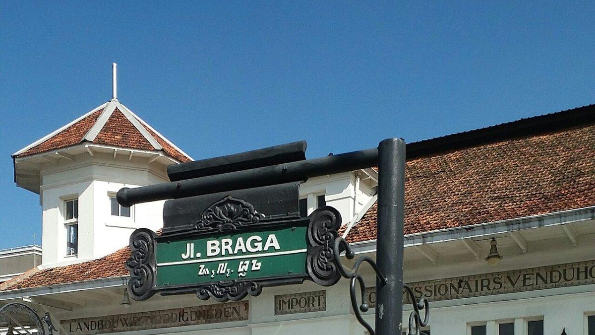 Papan petunjuk Jalan Braga. 