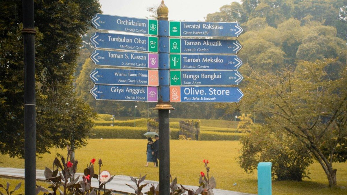 Papan petunjuk di Kebun Raya Bogor, Jalan Ir. Haji Juanda, Paledang, Kota Bogor, Jawa Barat, Indonesia
