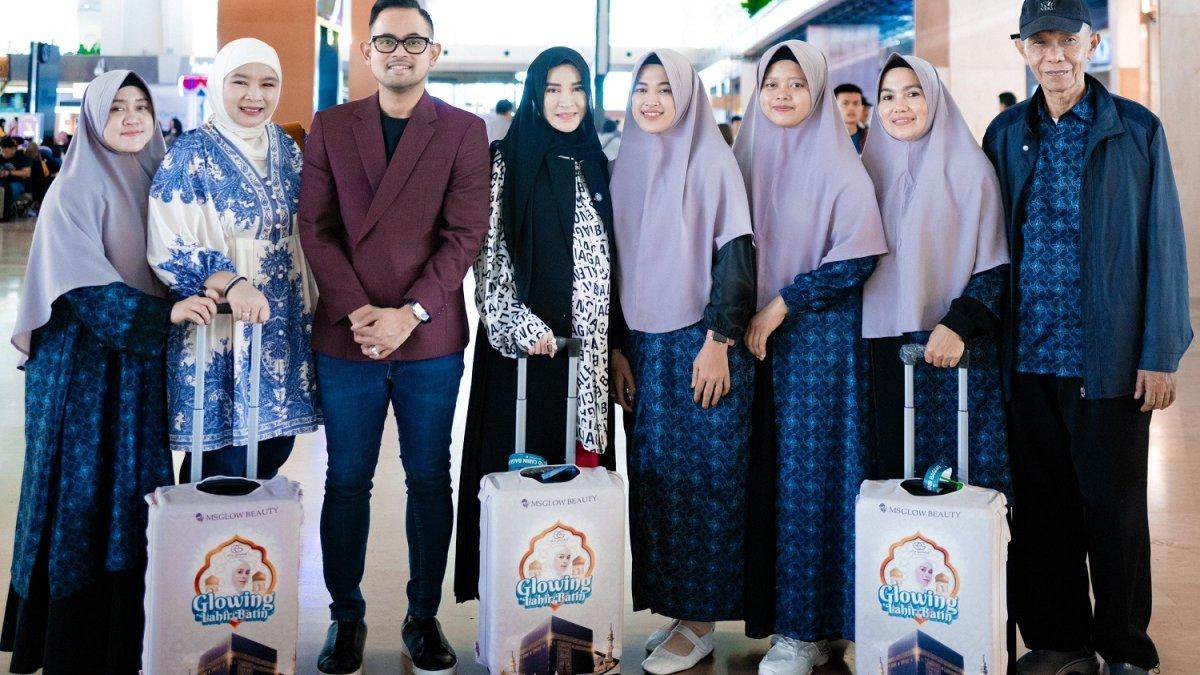Para mitra MS Glow Beauty yang diberangkatkan umrah ke tanah suci lewat program #GlowingLahirBatin.