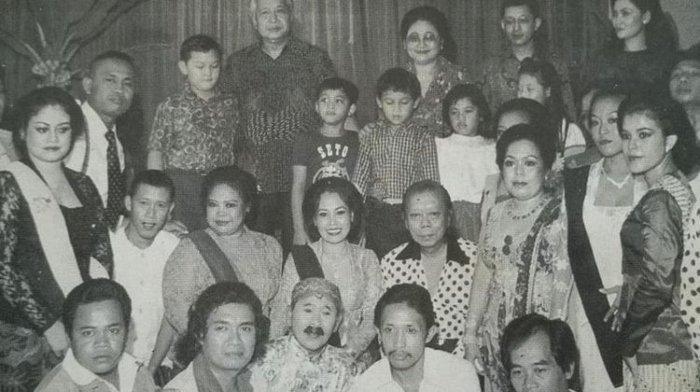 Para pelawak Aneka Ria Srimulat saat menghibur Soeharto dan Bu Tien.