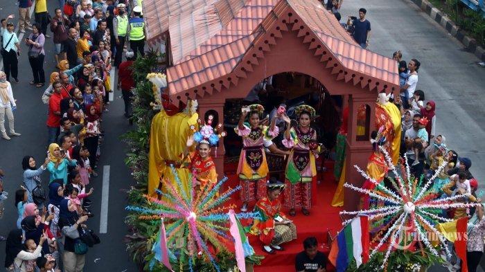 Sejumlah peserta parade Jakarnaval 2019 melintasi Jalan Medan Merdeka Selatan lalu melintasi Jalan MH Thamrin, Jakarta Pusat, Minggu (30/6/2019). Jakarnaval 2019 dalam rangka perayaan HUT ke-492 DKI Jakarta ini diikuti oleh 5000 peserta, baik dari pemerintahan hingga BUMD.Jakarnaval 2019 diharapkan bisa menjadi perhatian masyarakat dunia untuk mengunjungi Jakarta sebagai lokasi destinasi wisata.